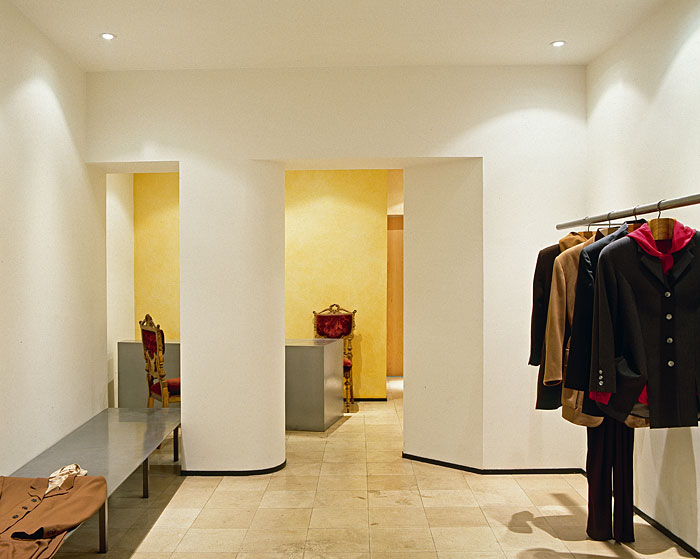 Fotografia - Remodelação de loja — Manuel Alves/ José Manuel Gonçalves (senhora)